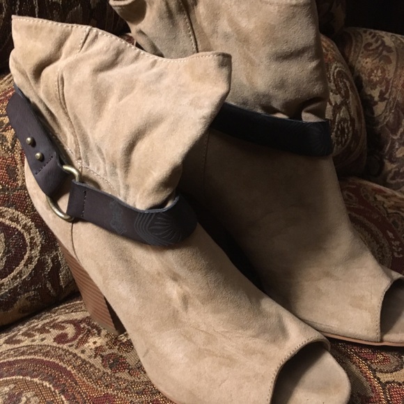 Cute suede open-toed boot heels. - Picture 3 of 7